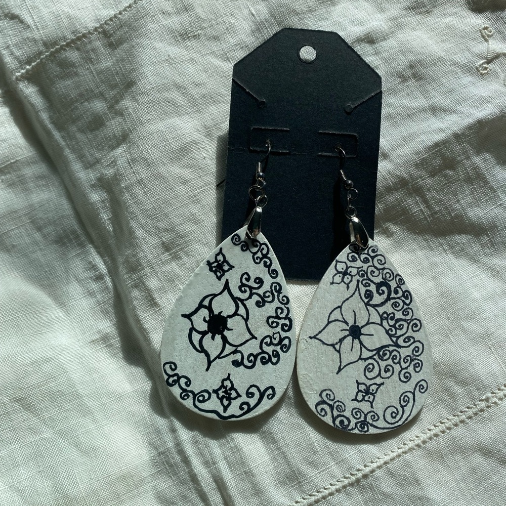 Elegant Black and White Floral Earrings